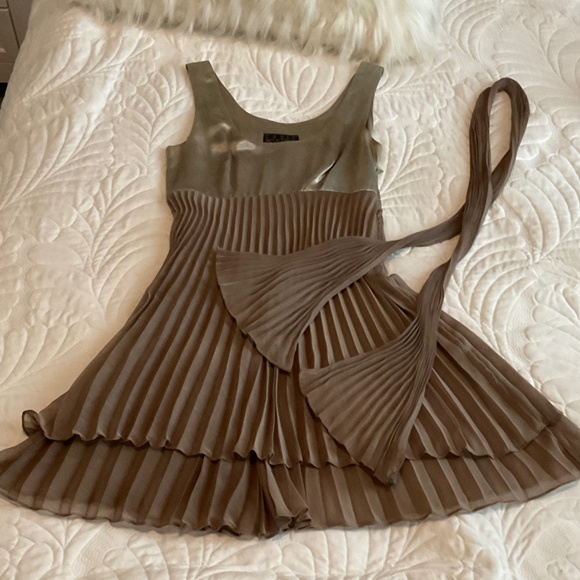 Dazzling 90’s special event accordion pleat gold dress - Picture 1 of 16